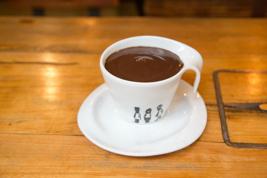 chocolate caliente en el café del 10