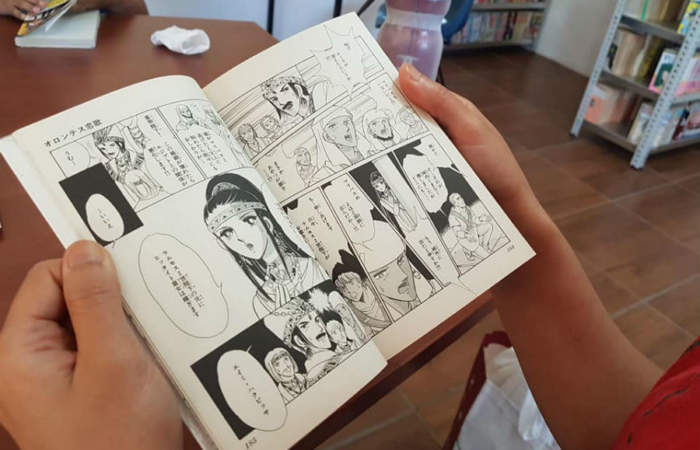 Los detalles de la única sala chilena con más de 4000 mil manga japoneses