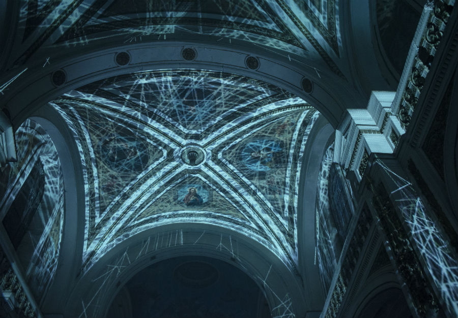 Sonpendular, el increíble concierto audiovisual en una iglesia abandonada