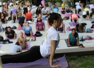 El yoga se toma la Alameda
