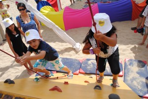 Un parque de juegos para niños en la playa