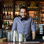 A la mesa con: el barman Diego Harris Olivera