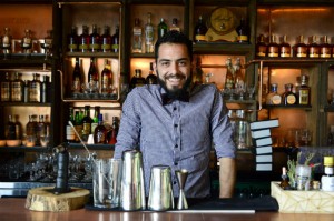 A la mesa con: el barman Diego Harris Olivera