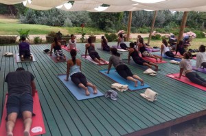 Practicando yoga al aire libre en Cachagua