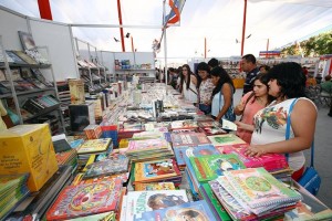 Panorama familiar en la Feria del Libro de Viña