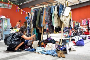 Literatura clon rock Traperas: La feria de la ropa reciclada en barrio Italia