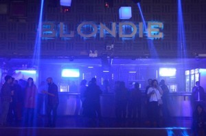 La previa del feriado en la fiesta noventera de Blondie