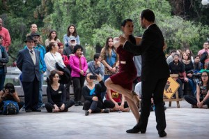 [GRATIS] Dos campeones de tango bailan al aire libre