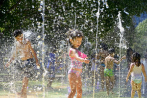 Tres juegos de agua para olvidarse del calor en Santiago