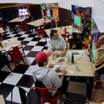 Protobar: un lugar donde comer hamburguesas y jugar Mario Kart