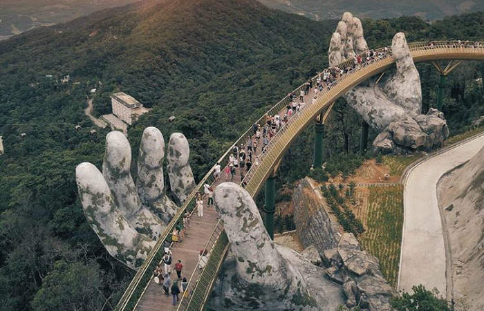 Conoce el increíble puente de oro Vietnam sostenido por manos gigantes