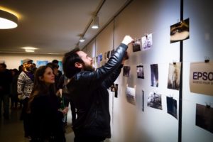 Intercambiar fotos en barrio Lastarria para el Día Mundial de la Fotografía