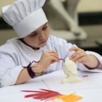 Gratis: un taller para que los niños hagan una escultura de chocolate