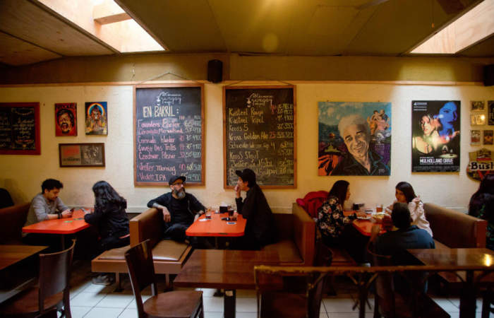 Yungay Viejo: El bar donde regalan schop mientras juegas cartas
