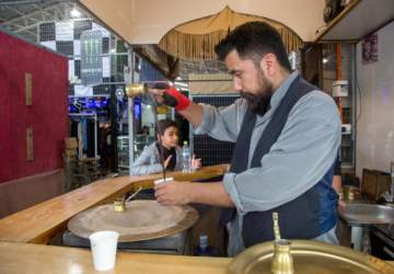 El Sultán, un café turco y calentado en arena en pleno Persa Bío Bío