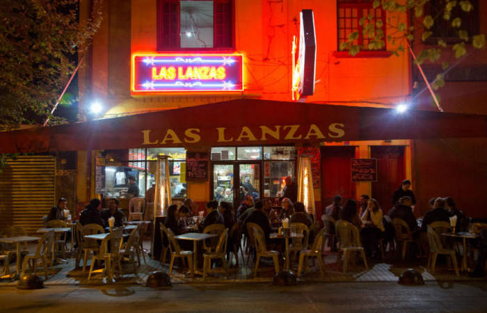 Las Lanzas: el legendario bar de Ñuñoa está más vivo que nunca