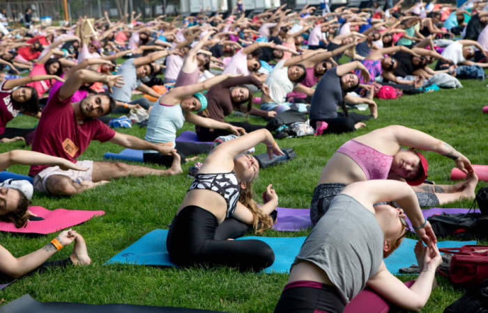 Cinco entretenidos lugares con clases de yoga al aire libre