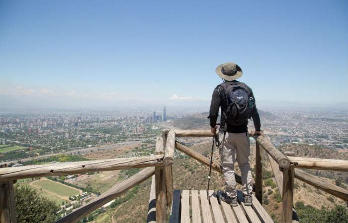 Subir el cerro El Carbón promete lindas postales de Santiago en 360º