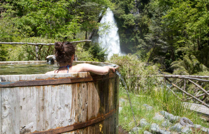 Termas El Rincón: tinajas de agua caliente en plena selva valdiviana