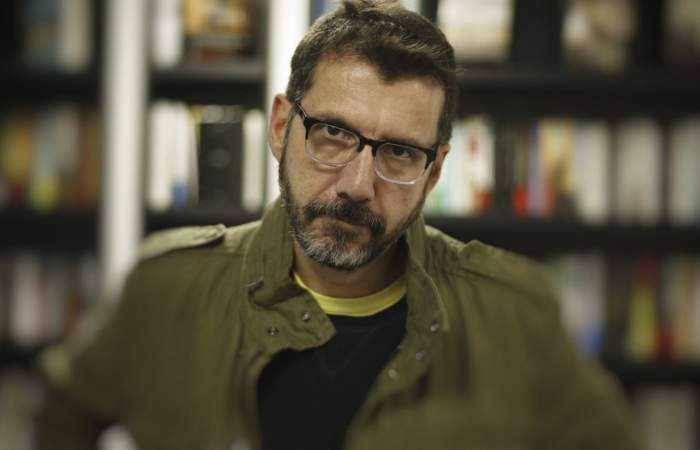 Alberto Fuguet conversa con jóvenes escritores en Qué Leo Tobalaba