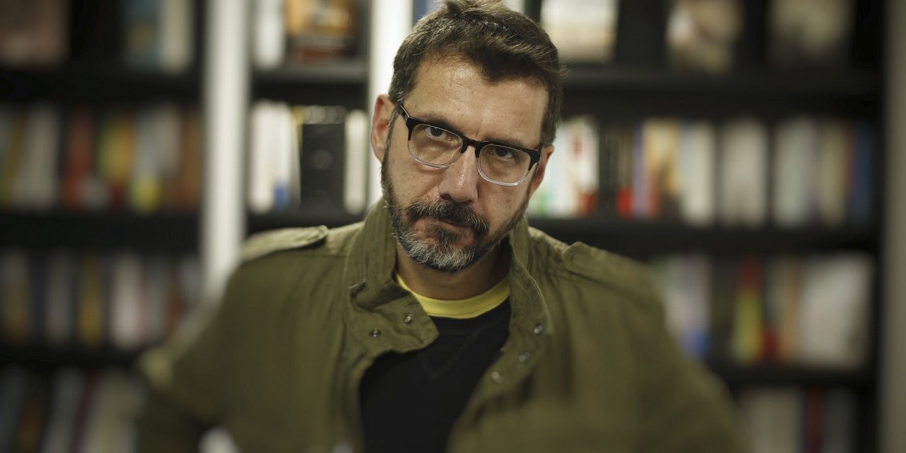 Alberto Fuguet conversa con jóvenes escritores en Qué Leo Tobalaba