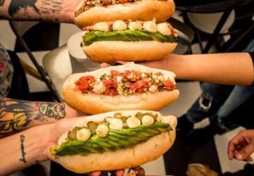A Mano Hot Dog Bar: Un bar de completos gourmet en Viña del Mar