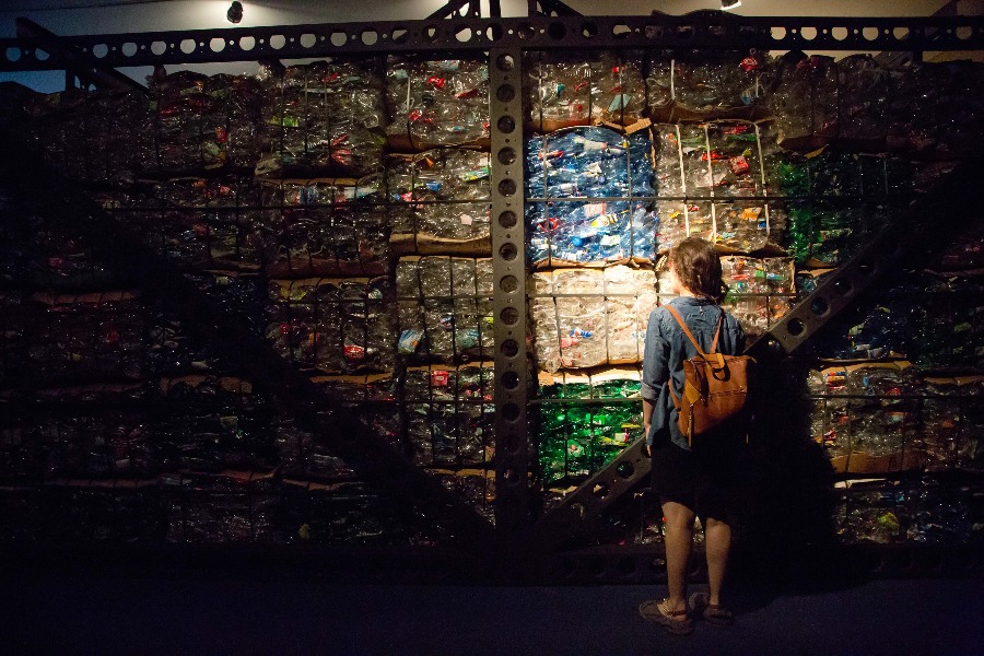 El museo chileno donde puedes caminar entre fardos de basura