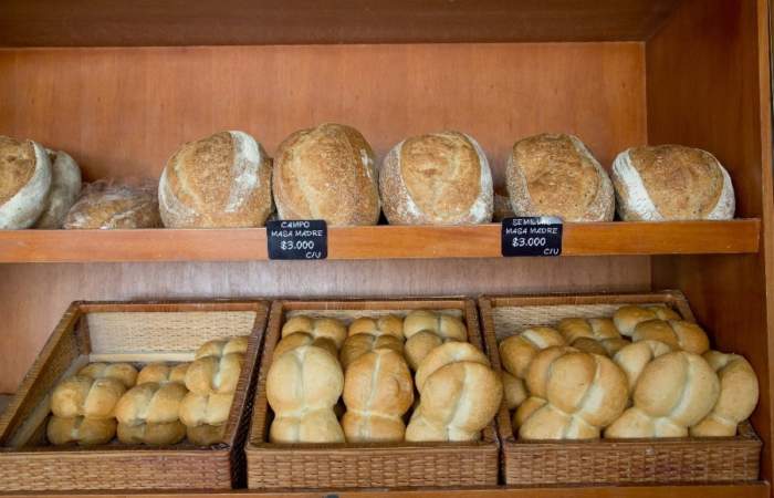Pan crujiente y calientito: Las panaderías que están funcionando estos días