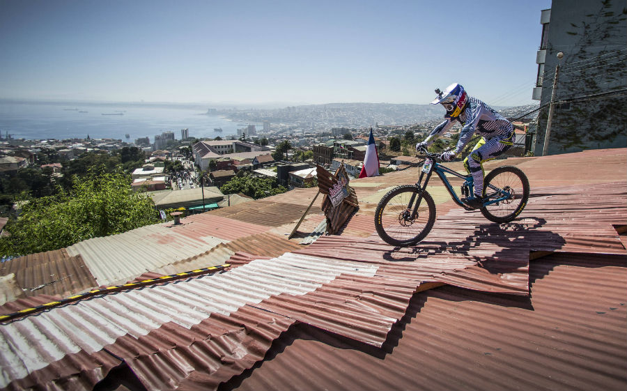 Vuelve Valparaíso Cerro Abajo, la extrema carrera de bicis en descenso