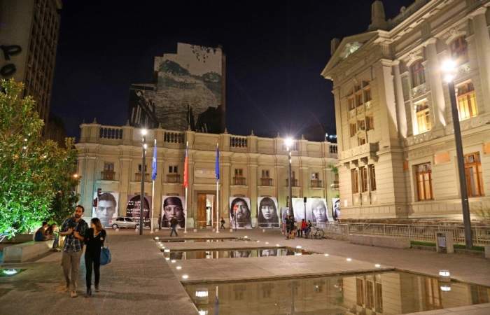 Galería al aire libre en calle Bandera muestra gigantografías inéditas