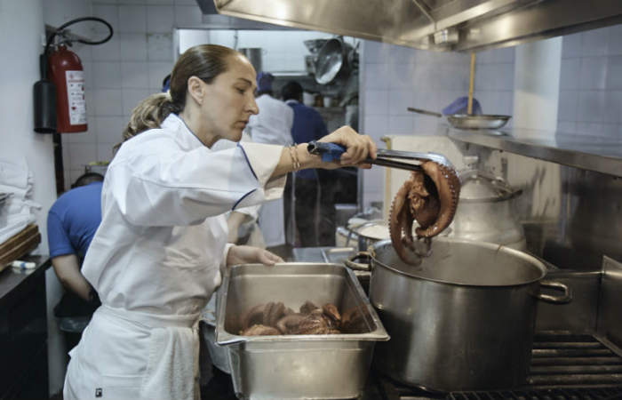 El documental de Netflix que se la juega por la diversidad en la cocina