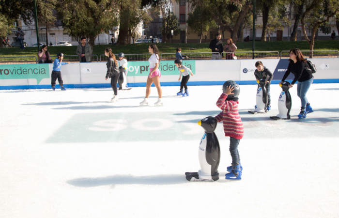 ¡Reabre la entretenida pista de patinaje en el Parque Bustamante!