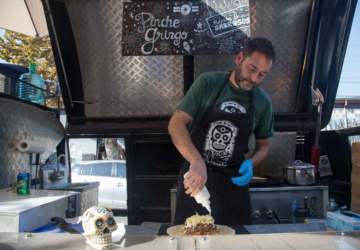 Pinche Gringo: La combi con burritos XL de Persa Bío Bío