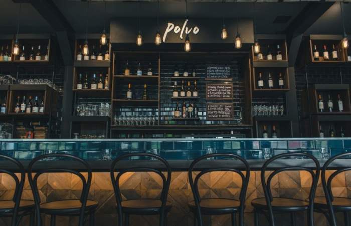 Restaurantes y bares en Santiago empiezan a cerrar sus puertas para cuidar a clientes y trabajadores