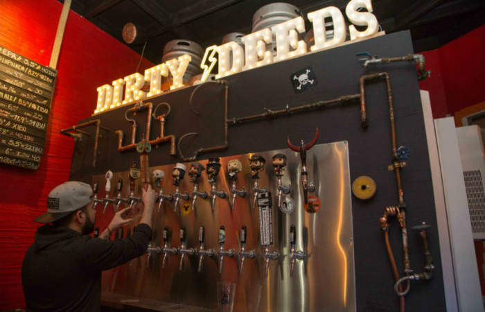 Dirty Deeds, el nuevo bar de Bellavista con cervezas artesanales y harto rock