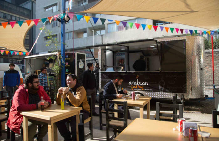 Food Park Tepeyac, el nuevo patio con sabrosos carritos en Santiago Centro
