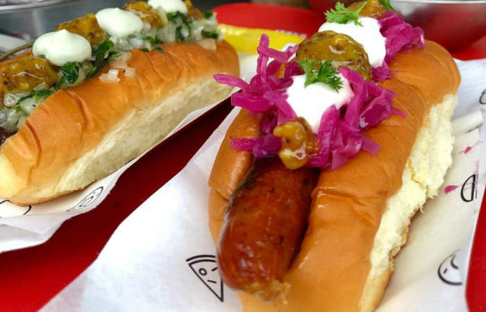 La Salvadora, el food truck que lleva al persa Biobío los hot dogs de Rolando Ortega