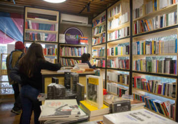 Discos desde $ 500 y libros desde $ 1000: así es la campaña Navidad a precio justo de la librería popular de Recoleta