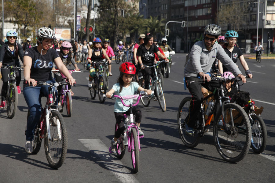La entretenida cicletada por Santiago en que sólo pedalearán mujeres