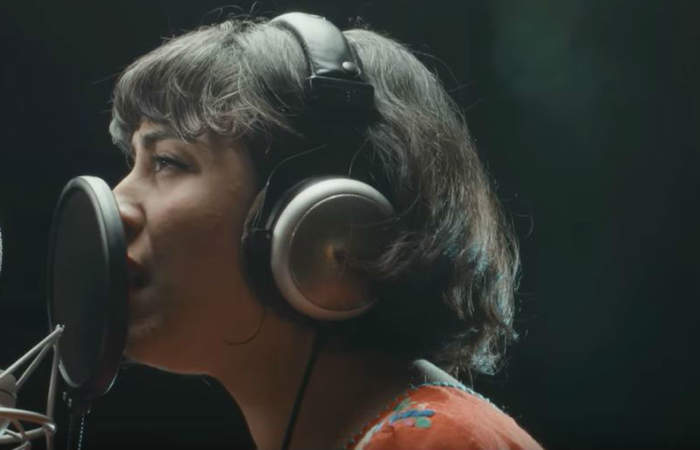 Escucha la nueva versión de El derecho de vivir en paz hecha por músicos chilenos