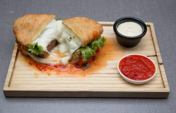 Station Burger tiene la hamburguesa más golosa de Santiago: una hecha con tequeños