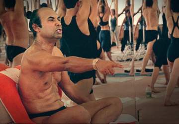 Bikram: Yogui, gurú, depredador, el documental que desenmascara al creador del “hot yoga”