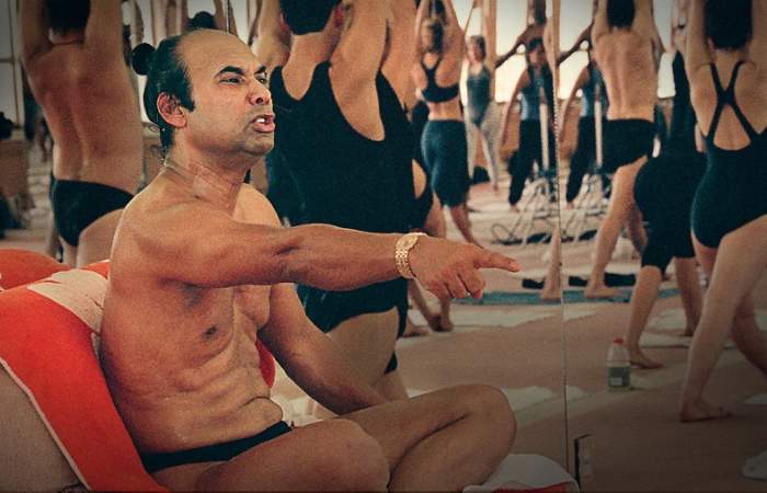 Bikram: Yogui, gurú, depredador, el documental que desenmascara al creador del “hot yoga”