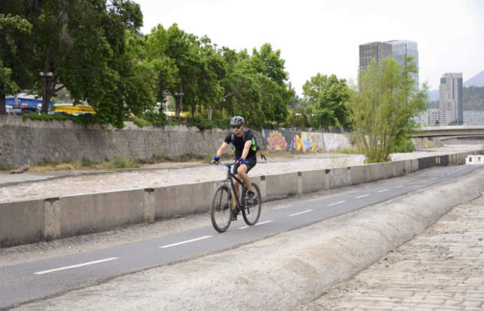 Ciclo Parque Mapocho reabre con circuito para bicis por el borde del río