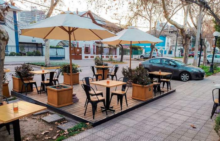 Después de casi seis meses cerrados, restaurantes y bares de Santiago reabren con aforo limitado