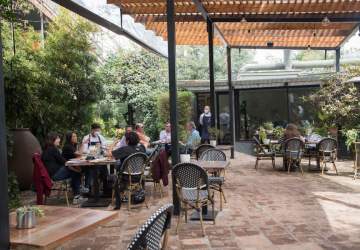 Áurea Restaurante: la nueva terraza en medio de un jardín escondido