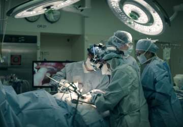 Ases del bisturí: la serie documental de Netflix que revela el milagro de la cirugía
