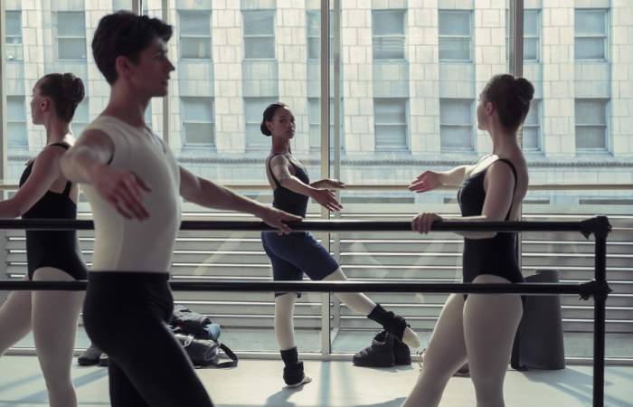 Tiny pretty things: la apuesta juvenil de Netflix donde el ballet se une al drama y el suspenso