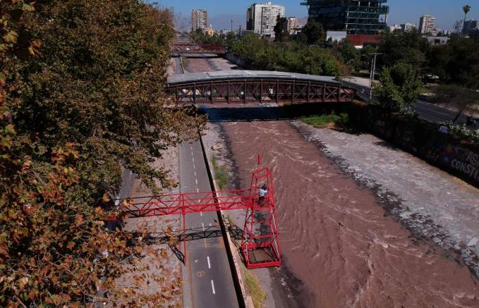 Un río de sangre, la instalación que tiñe de rojo el Mapocho para reflexionar sobre la violencia estatal