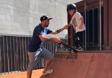 En barrio Italia abre una nueva escuela de skate para niños y niñas